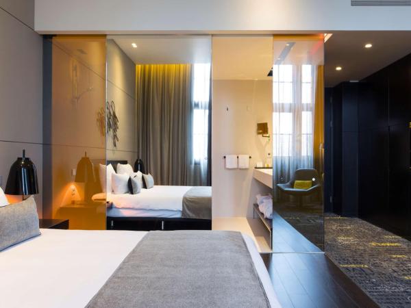 art'otel amsterdam, Powered by Radisson Hotels : photo 4 de la chambre chambre art - vue sur canal