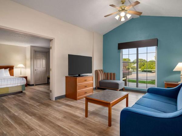 La Quinta Inn by Wyndham Columbus Airport Area : photo 1 de la chambre suite lit king-size – non-fumeurs