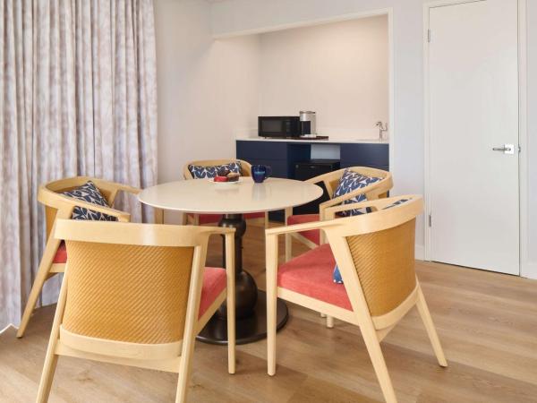 OHANA Waikiki East by OUTRIGGER : photo 3 de la chambre suite 2 chambres avec 1 salle de bains - vue partielle sur océan