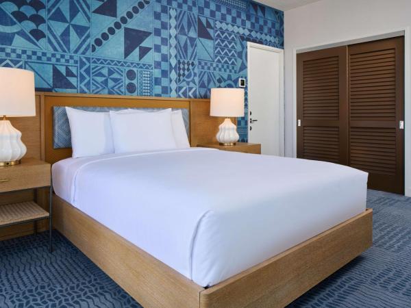 OHANA Waikiki East by OUTRIGGER : photo 1 de la chambre studio avec kitchenette et 1 lit queen-size