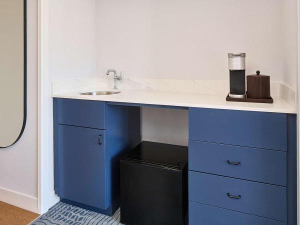 OHANA Waikiki East by OUTRIGGER : photo 3 de la chambre studio avec kitchenette et 1 lit king-size