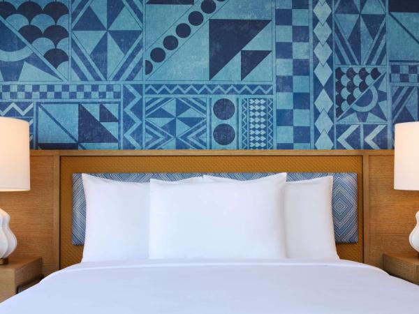 OHANA Waikiki East by OUTRIGGER : photo 1 de la chambre studio avec kitchenette et lit queen-size