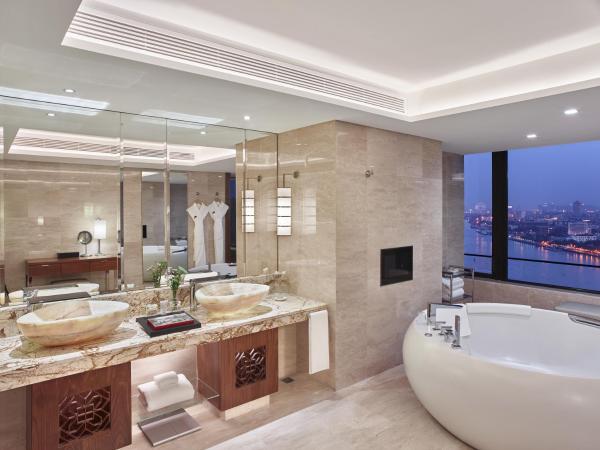 White Swan Hotel : photo 4 de la chambre suite lit king-size premier club 