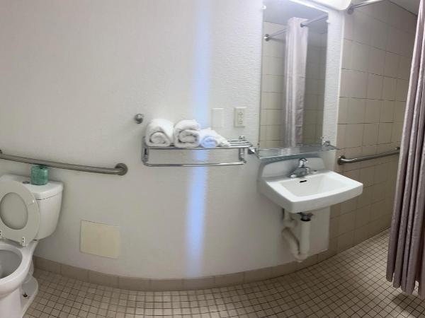 Motel 6-Austin, TX : photo 1 de la chambre chambre double avec 2 lits doubles et douche accessible en fauteuil roulant - adaptée aux personnes à mobilité réduite