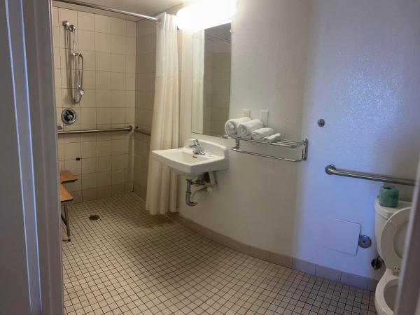 Motel 6-Austin, TX : photo 2 de la chambre chambre double avec 2 lits doubles et douche accessible en fauteuil roulant - adaptée aux personnes à mobilité réduite