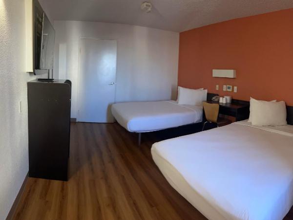 Motel 6-Austin, TX : photo 1 de la chambre double room with tub - mobility accessible 