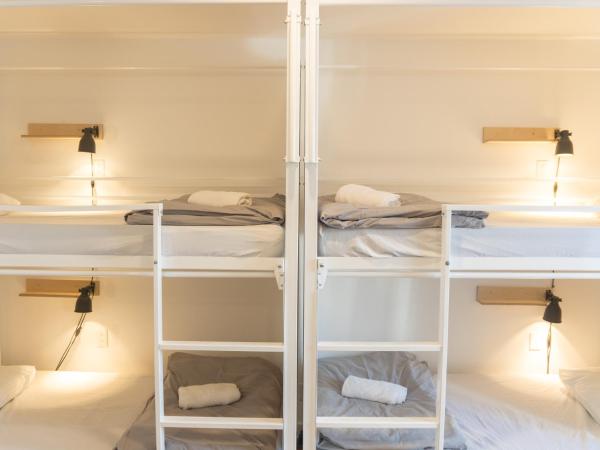 Auberge Saintlo Montréal Hostel : photo 1 de la chambre chambre quadruple privée