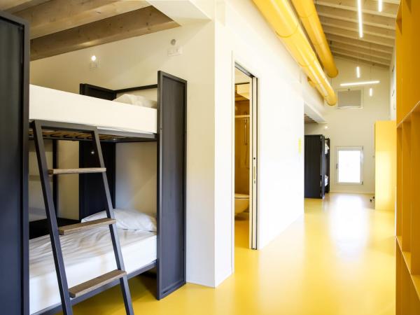 Nomad Hostel : photo 2 de la chambre lits superposés dans dortoir mixte de 12 lits