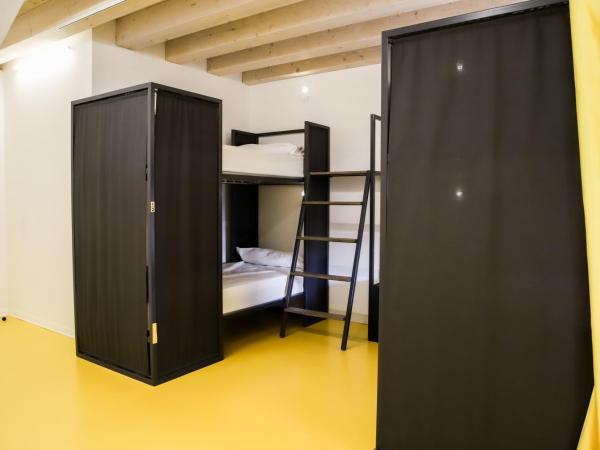 Nomad Hostel : photo 3 de la chambre lits superposés dans dortoir mixte de 12 lits
