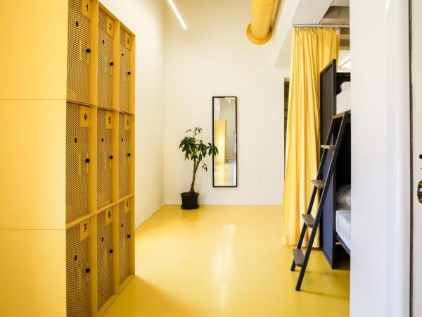 Nomad Hostel : photo 5 de la chambre lits superposés dans dortoir mixte de 12 lits