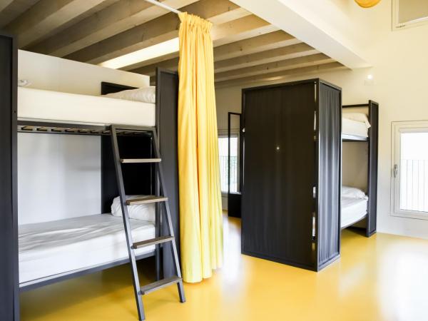 Nomad Hostel : photo 4 de la chambre lits superposés dans dortoir mixte de 12 lits