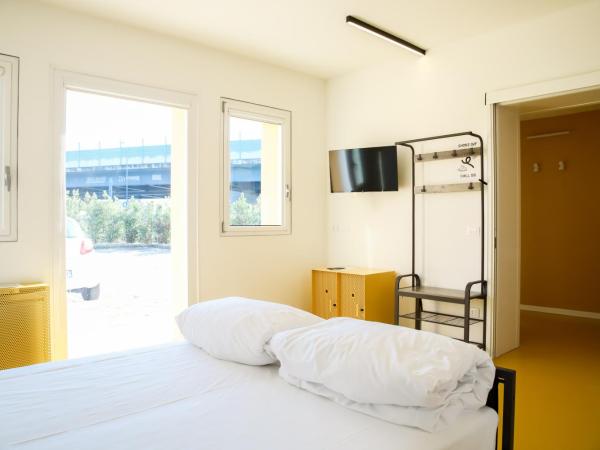 Nomad Hostel : photo 3 de la chambre chambre double - accessible aux personnes à mobilité réduite 