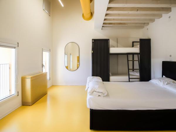 Nomad Hostel : photo 1 de la chambre chambre quadruple avec salle de bains privative