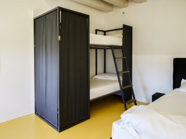 Nomad Hostel : photo 2 de la chambre chambre quadruple avec salle de bains privative