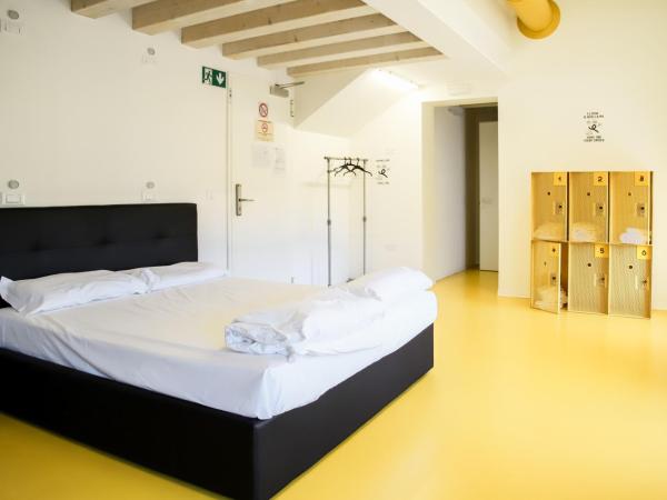 Nomad Hostel : photo 4 de la chambre chambre quadruple avec salle de bains privative