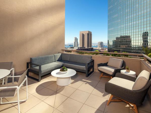 The Westin San Diego Gaslamp Quarter : photo 1 de la chambre suite junior avec 2 lits doubles et balcon - vue sur ville