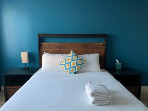 Hometel Suites : photo 8 de la chambre chambre standard lit queen-size