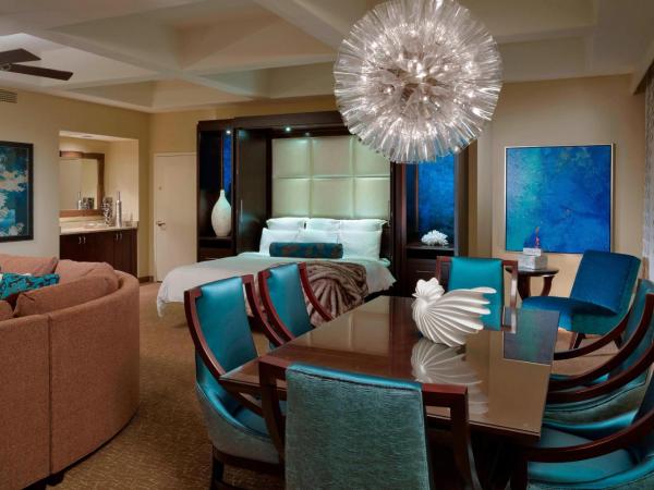 Renaissance Orlando at SeaWorld® : photo 4 de la chambre parlor room with king murphy bed and sofa bed