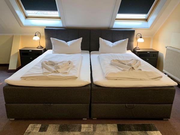Hotel Carl von Clausewitz : photo 5 de la chambre chambre triple avec salle de bains privative