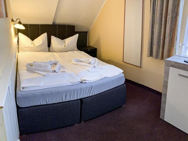 Hotel Carl von Clausewitz : photo 1 de la chambre chambre familiale avec salle de bains