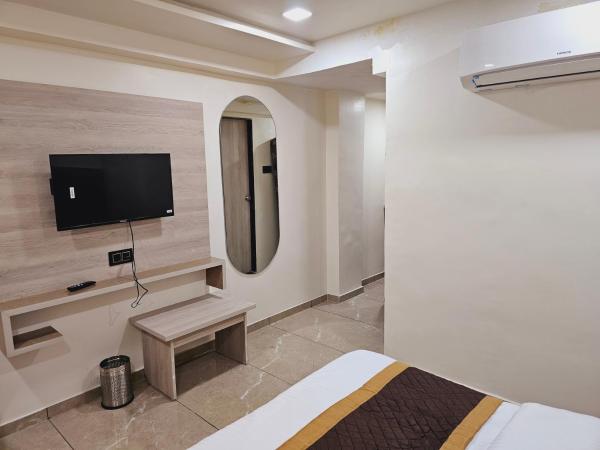 HOTEL R K VILLA : photo 3 de la chambre chambre double deluxe avec baignoire