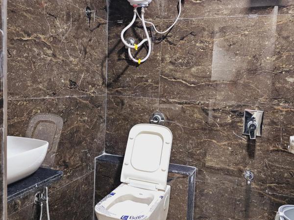 HOTEL R K VILLA : photo 4 de la chambre suite deluxe avec lit king-size