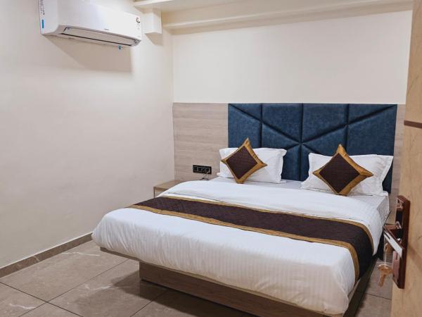 HOTEL R K VILLA : photo 5 de la chambre chambre double deluxe avec baignoire