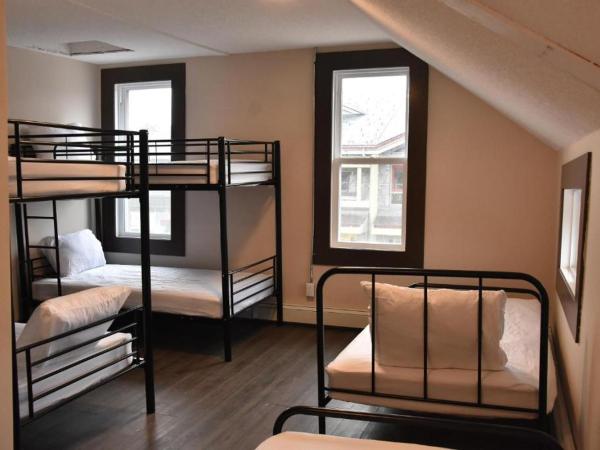 The Dawson Hostel : photo 8 de la chambre lit dans dortoir mixte de 6 lits