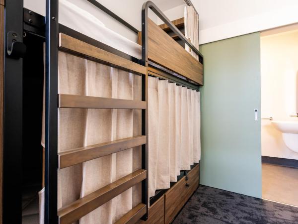 Haka House Christchurch : photo 3 de la chambre lit dans dortoir de 6 lits avec salle de bains privative