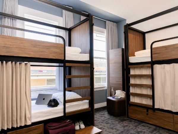 Haka House Christchurch : photo 1 de la chambre lit dans dortoir de 6 lits avec salle de bains privative