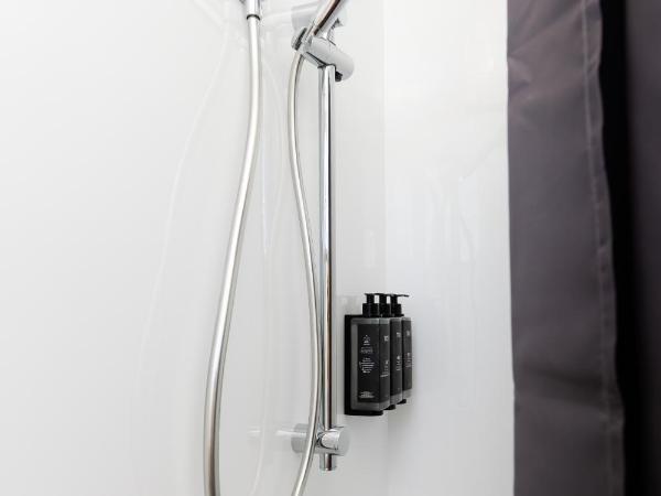 Haka House Christchurch : photo 4 de la chambre lit dans dortoir de 6 lits avec salle de bains privative