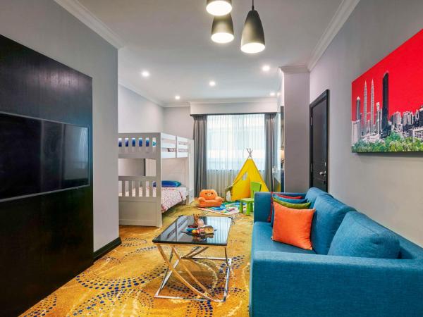 Pullman Kuala Lumpur City Centre Hotel & Residences : photo 2 de la chambre one bedroom family apartment with one king bed and one bunk bed