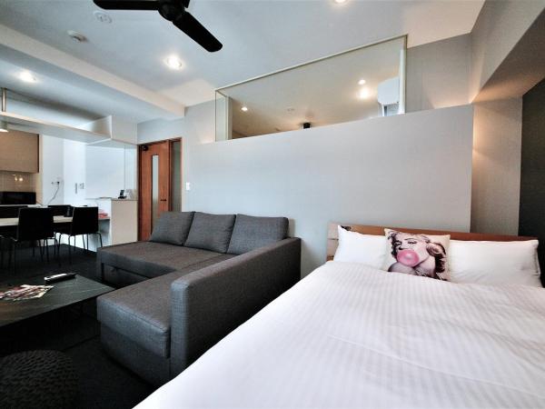 ZONK HOTEL Nakasu : photo 2 de la chambre deluxe room (three double beds) with kitchen - non-smoking - no cleaning for consecutive night stays