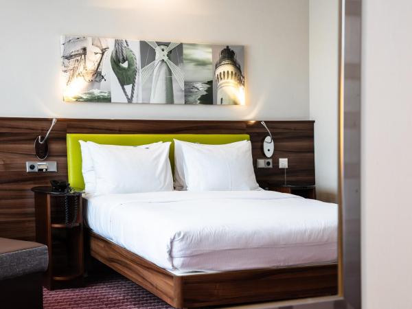 Hampton by Hilton Świnoujscie : photo 1 de la chambre chambre lit queen-size - pour personnes à mobilité réduite