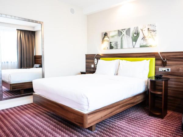 Hampton by Hilton Świnoujscie : photo 2 de la chambre chambre lit queen-size - pour personnes à mobilité réduite
