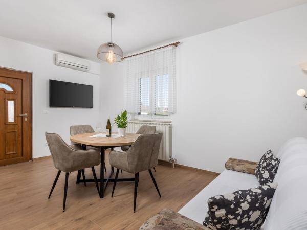 Guest House Marica : photo 8 de la chambre appartement 1 chambre avec balcon