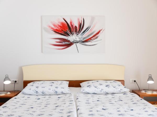 Guest House Marica : photo 10 de la chambre appartement 1 chambre avec balcon