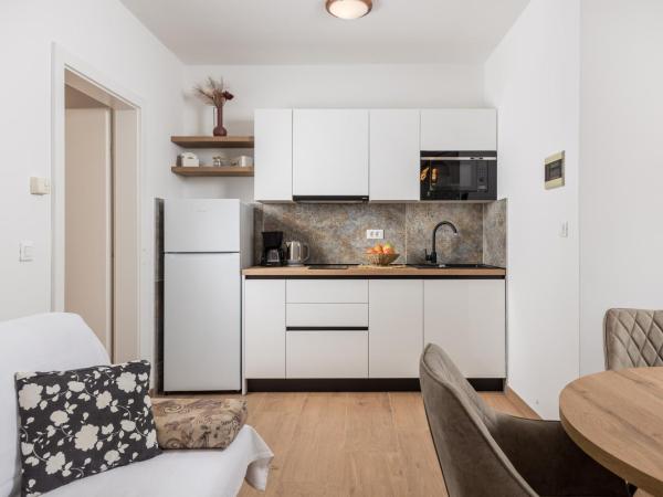 Guest House Marica : photo 3 de la chambre appartement 1 chambre avec balcon