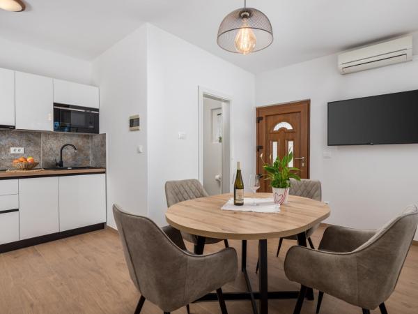 Guest House Marica : photo 4 de la chambre appartement 1 chambre avec balcon