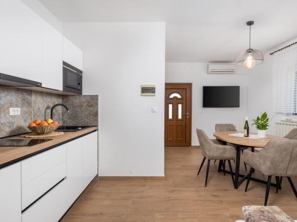 Guest House Marica : photo 6 de la chambre appartement 1 chambre avec balcon