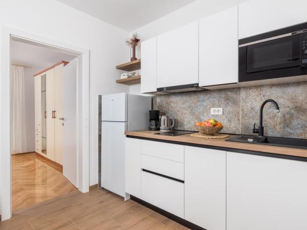 Guest House Marica : photo 5 de la chambre appartement 1 chambre avec balcon