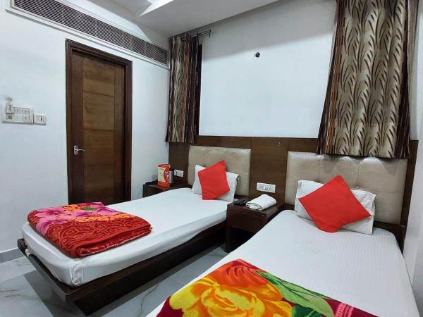 saffron inn paharganj : photo 4 de la chambre chambre lits jumeaux avec salle de bains privative