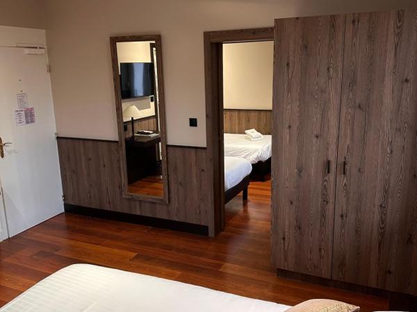 Logis Hotel Des Bains : photo 1 de la chambre chambre familiale accessible uniquement par des escaliers