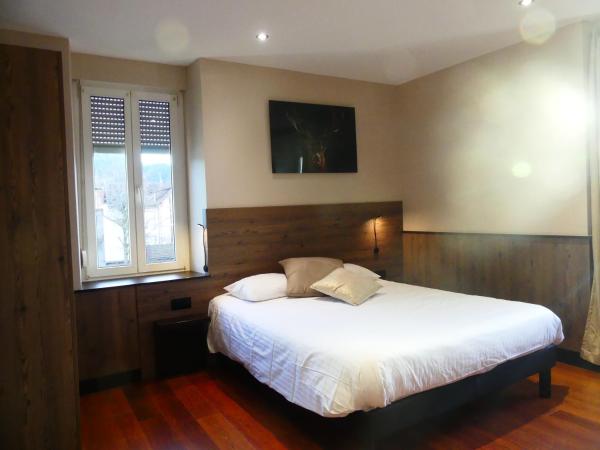 Logis Hotel Des Bains : photo 3 de la chambre chambre familiale accessible uniquement par des escaliers