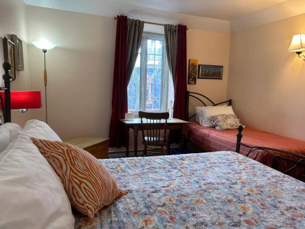 À l'Adresse du Centre-Ville : photo 2 de la chambre chambre triple avec salle de bains commune