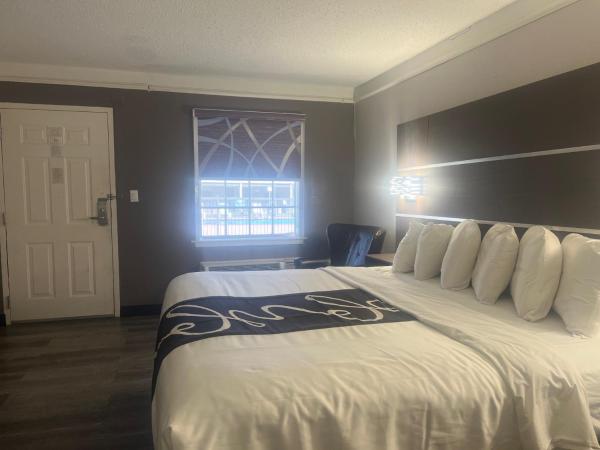 La Quinta Inn By Wyndham IH-10 West San Antonio TX : photo 1 de la chambre deluxe king room with roll-in shower and view - mobility accessible/non-smoking