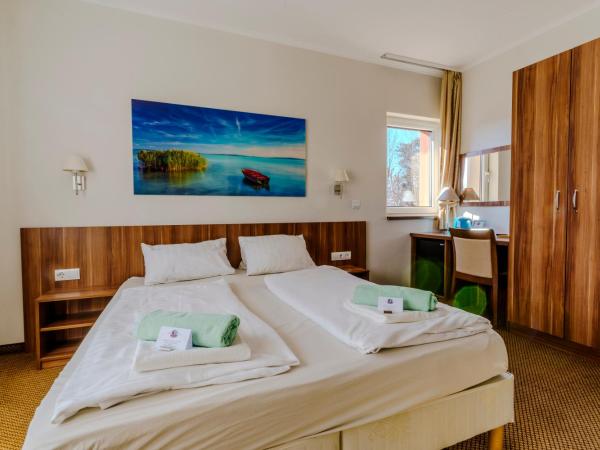 Balaton Colors Beach Hotel : photo 1 de la chambre chambre triple avec balcon