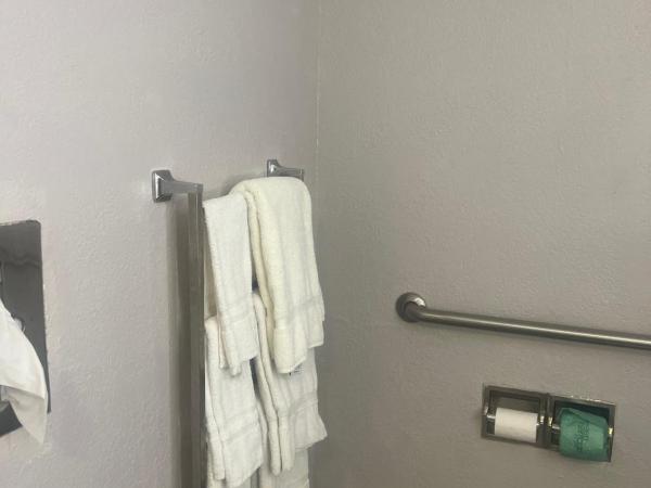 La Quinta Inn By Wyndham IH-10 West San Antonio TX : photo 3 de la chambre double room with two double beds with roll-in shower and courtyard view - mobility accessible/non-smoking