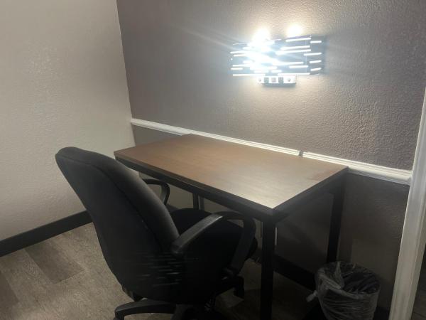 La Quinta Inn By Wyndham IH-10 West San Antonio TX : photo 4 de la chambre deluxe king room with roll-in shower and view - mobility accessible/non-smoking