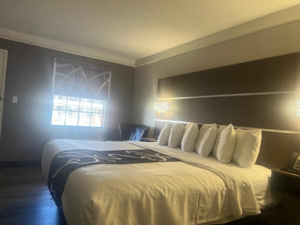 La Quinta Inn By Wyndham IH-10 West San Antonio TX : photo 2 de la chambre suite familiale de luxe - non-fumeurs